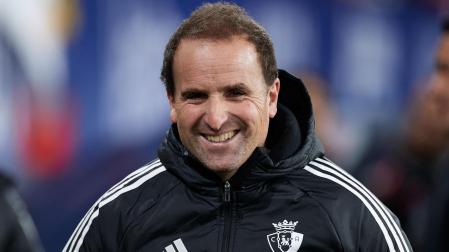 El entrenador de Osasuna, Jagoba Arrasate, sonríe en el partido contra el Rayo
