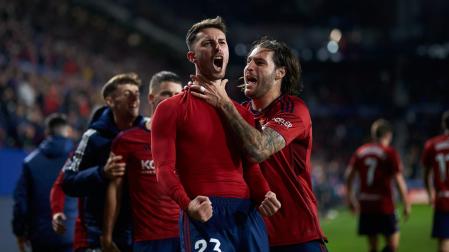 Raúl García de Haro celebra con la grada su primer gol como jugador de Osasuna
