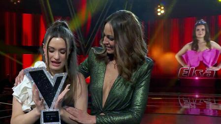 Elsa Tortonda, junto a la presentadora de La Voz, Eva González