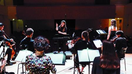 Mirari Etxeberria dirige en esta imagen a la Orquesta del Conservatorio de Ámsterdam, donde en marzo finaliza la carrera de Dirección de Orquesta