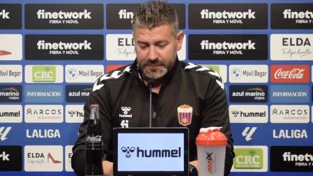 Fernando Estévez, técnico del Eldense, en una rueda de prensa