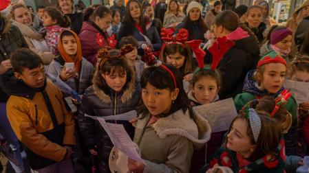 Escolares de Estella, durante el recorrido de villancincos por las calles que les reunió el pasado jueves por la tarde