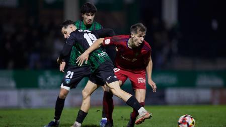 Ander Yoldi, atacante de Osasuna Promesas, trata de zafarse de Armando Corbalán, del Sestao River