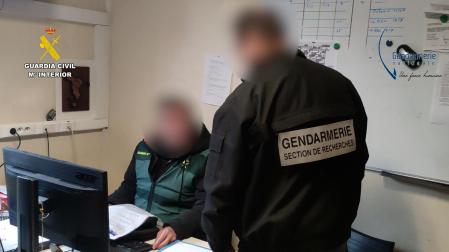 Agentes durante la operación