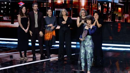 La realizadora Estibaliz Urresola tras recibir el premio a ´Mejor largometraje de ficción´ por su cinta ´20.000 especies de abejas´ durante la gala de entrega de los Premios Forqué 2023