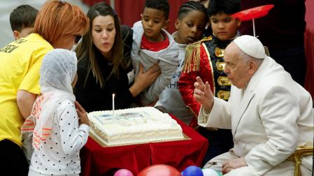 El papa Francisco sopla la vela en su 87 cumpleaños
