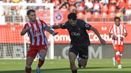 Morlanes (Mallorca) disputa un balón con Embarba (Almería)