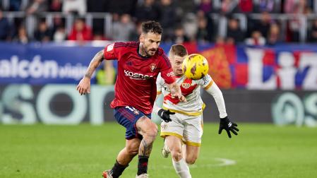 Rubén García se marcha del rayista Balliu en el partido del pasado viernes en El Sadar