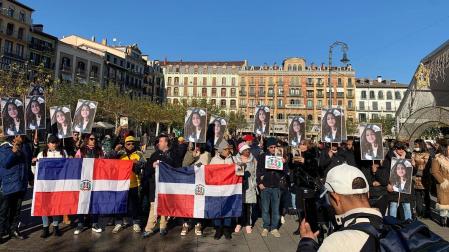 Un momento de la concentración por Gabriela Reyes en la Plaza del Castillo de Pamplona