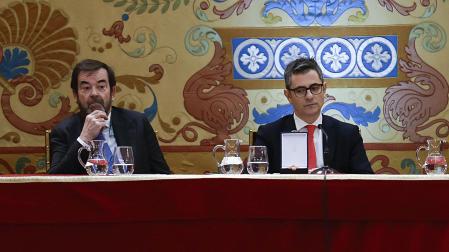 El ministro de la Presidencia, Justicia y Relaciones con las Cortes, Félix Bolaños (d), y el presidente del Consejo General del Poder Judicial (CGPJ), Vicente Guilarte, durante la ceremonia de entrega de despachos a la 61ª promoción de acceso a la carrera fiscal