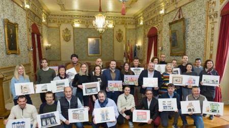 Promotores y representantes de los comercios participantes en el ‘Juego de Tudela’, en el salón de plenos del Ayuntamiento