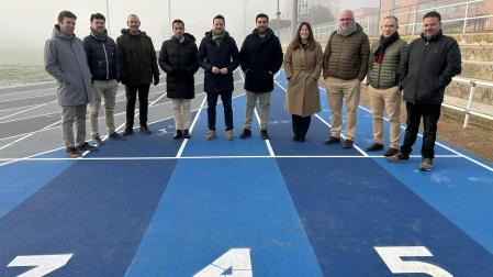 Autoridades presentes en la apertura de las reformadas pistas de atletismo del estadio Nelson Mandela de Tudela