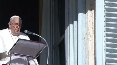 El Papa Francisco reza el Ángelus en la Plaza de San Pedro de el Vaticano este domingo 17 de diciembre