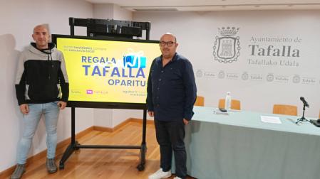 El técnico de Comercio y Turismo, Ion Kepa Soltxaga (izda.), y el concejal Carlos Montoya este lunes en la presentación