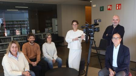 De izquierda a derecha: María José Esteban (grupo de teatro Valle del Ebro), Miguel Iturralde (presidente Clavna), Laura Laquidain (servicio Karibu de la Dirección General de Políticas Migratorias), la directora Sara Brun, Arturo Cisneros (gerente Clavna) y Javier Fernández Valdivielso (Fundación CAN), ayer, en el Civican