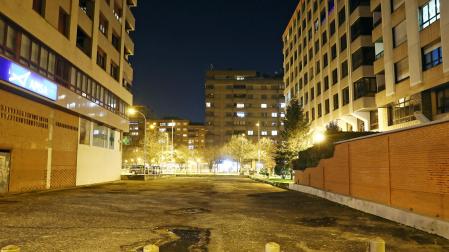 Solar de la calle Pintor Paret donde se construirá la 'casa de la vida'. Al fondo, Pío XII
