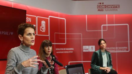 María Chivite, durante su intervención este martes, junto a Maite Esporrín y Marina Curiel