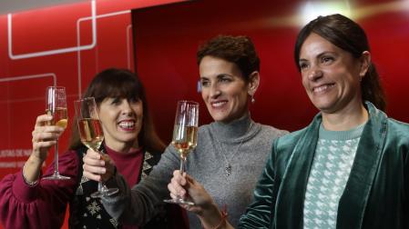 La secretaria general del PSN, María Chivite brinda con Maite Esporrín, secretaria general del PSN de Pamplona, Maite Esporrín, y Marina Curiel, portavoz del grupo municipal socialista en el Ayuntamiento de Pamplona