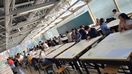 Imagen de varios alumnos en instalaciones de la Universidad de Navarra