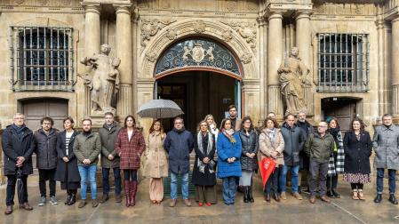 El Ayuntamiento de Pamplona se concentra en rechazo de la agresión sexual ocurrida el fin de semana en el casco viejo