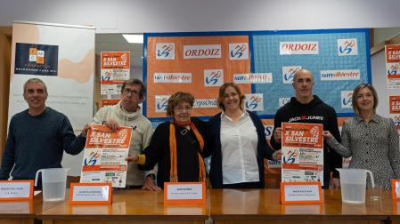 Desde la izda., Koldo Solchaga, presidente del Club Atlético Iranzu; Javier de la Escosura y Sari Muñoz, usuarios de Ordoiz; la alcaldesa de Estella, Marta Ruiz de Alda; Carlos Rubio, concejal de Deportes; y Mirian Astiz, de Caja Rural, ayer en la presentación de la carrera