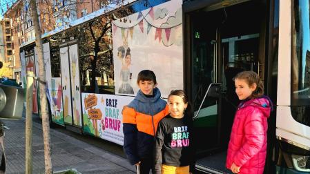 Imagen del autobús vinilado que permitirá visitar el barrio de la Txantrea