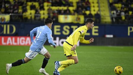 Santi Comesaña (Villarreal) escapa de Franco Cervi (Celta)