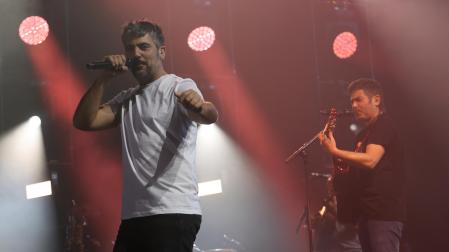 Los hermanos Muñoz (Estopa) durante el concierto del  2022 en el Navarra Arena.