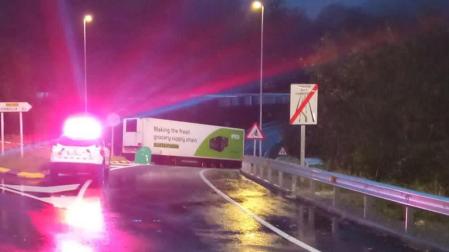 Investigado por dejar un remolque cruzado en la carretera en Sunbilla