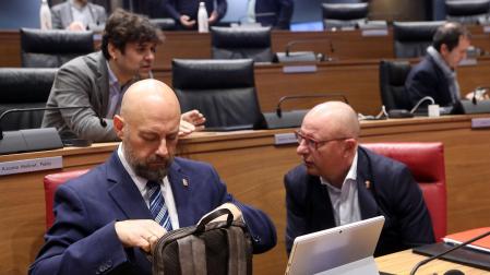 Arasti y Gimeno, durante el pleno de este jueves en el Parlamento foral
