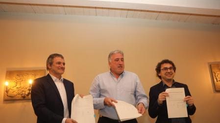 Mikel Armendáriz, Joseba Asiron y Txema Mauleón, con los papeles del acuerdo