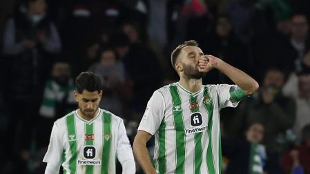Pezzella festeja su gol ante el Girona