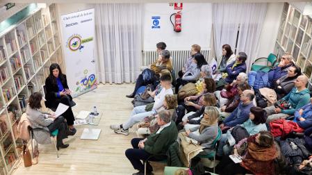 Sonsoles Echavarren, en un momento de la charla que mantuvo con Marialuz Vicondoa (izq.), periodista también de Diario de Navarra.