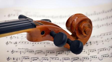 Imagen de archivo de un violín junto a una partitura