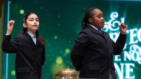 Rosario Martínez Garía (i), y Ainhoa Rosero Gómez (d) cantan el tercer premio