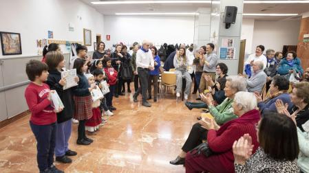 Algunos de los niños, con sus postales