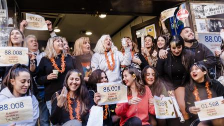 Agraciados con el Gordo 2023 correspondiente al número 88008 celebran su suerte en la administración Doña Manolita, en Madrid