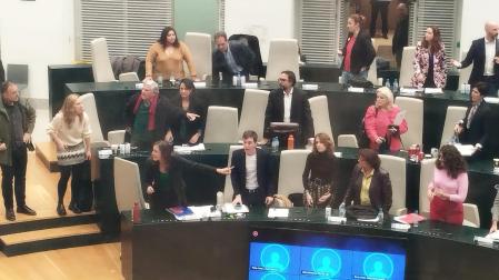 Concejales de PSOE y Más Madrid se van del Pleno tras la presunta agresión de Ortega Smith./
EUROPA PRESS
22/12/2023