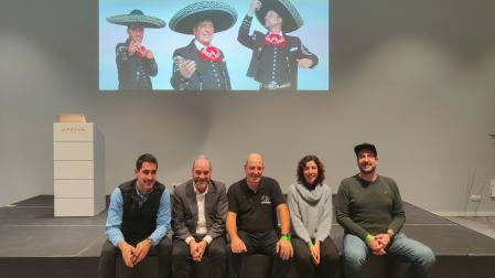 Mikel Artuch y David Artuch posan en ambos extremos, con su padre, Patxi Artuch, en el centro. Junto a ellos, el director y la coordinadora de la investigación, Gaizka Aranguren y Beatriz Gallego.