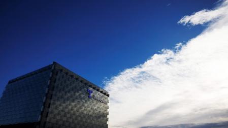 Logotipo de Telefónica en el edificio de la compañía en Madrid./