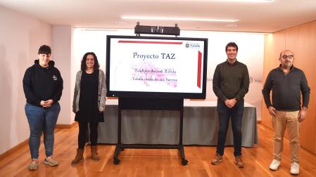 Desde la izda., las concejalas Goizeder Juango (IT), Maitane Fernández (EH Bildu); el alcalde, Xabier Alcuaz (EH Bildu); y el concejal Carlos Montoya (Contigo) en la presentación del plan./