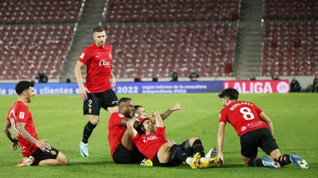 Los jugadores del Mallorca celebran el segundo tanto, obra de Dani Rodríguez, anotado contra Osasuna./