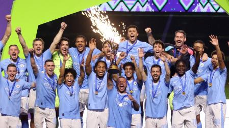 Kyle Walker levanta la copa que corona al City como campeón del Mundial de Clubes tras ganar al Fluminense