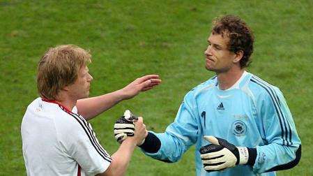 l portero de la selección alemana, Jens Lehmann (d) es felicitado por su compañero suplente, Oliver Khan en 2006
