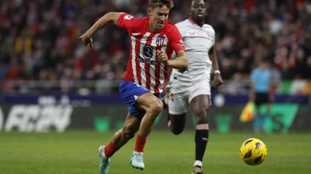 Marcos Llorente disputa un balón con el centrocampisrta del Sevilla Boubakary Soumaré