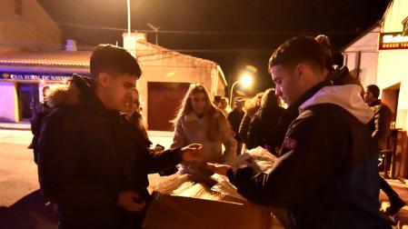 Venta de farolillos, minutos antes de que el lanzamiento de suspendiera, ayer por la tarde.