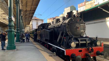 Tren de vapor de casi cien años en la estación de São Bento, Oporto (Portugal). En este tren histórico se puede llegar a la localidad de Ermesinde, que tiene el árbol de Navidad más alto de todo Portugal