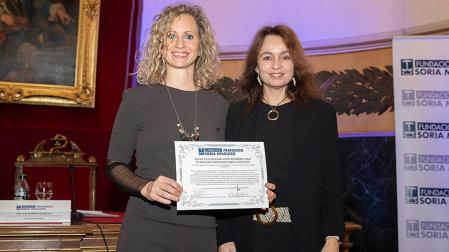 Alicia Martínez (izq.) posa junto a la viceconsejera de Universidades, Investigación y Ciencia del Gobierno de la Comunidad de Madrid, Ana Ramírez de Molina