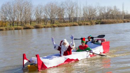 Foto de la llegada de Papá Noel a Tudela por el río Ebro./