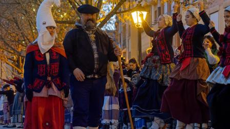 Desfile del carbonero y Mari Domingi en Estella./